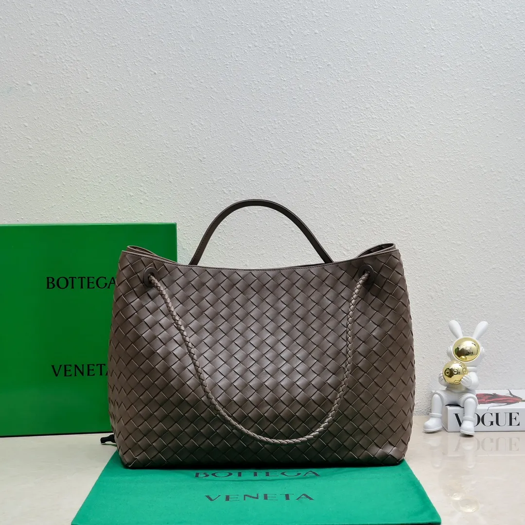 Batch 3760 #Bottega Veneta 2023 spring and summer new Andiamo handbag, many stars have the same style 🎈 Classic full-body leather weaving with golden knot buckle, stable and chic enough [satisfied] The whole body is made of Nappa sheep leather, comfortable, soft and dynamic. The sliding metal knot buckle can adjust the shoulder strap, single shoulder/handbag/crossbody, multiple carrying methods, large bag capacity, suitable for commuting/daily/traveling This bag is divided into small/medium/large sizes. There is always one that suits you, so take it with you🎀🎀 Size: 45*22*34, model: 5543#